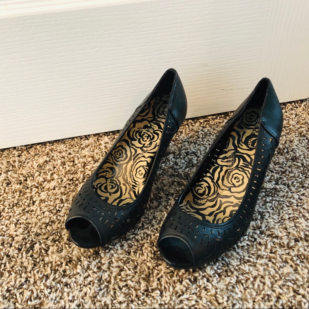 Kenneth Cole Reaction Cutout Wedges